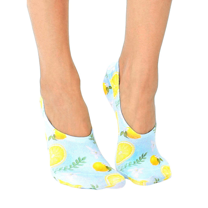 Pair of women's no-show socks in light blue with a pattern of yellow lemons and white flowers. These are low-cut socks perfect for summer.