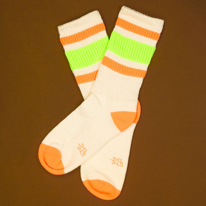 Flat lay: Pair of Bobby socks on a brown background, showcasing the design details and color.