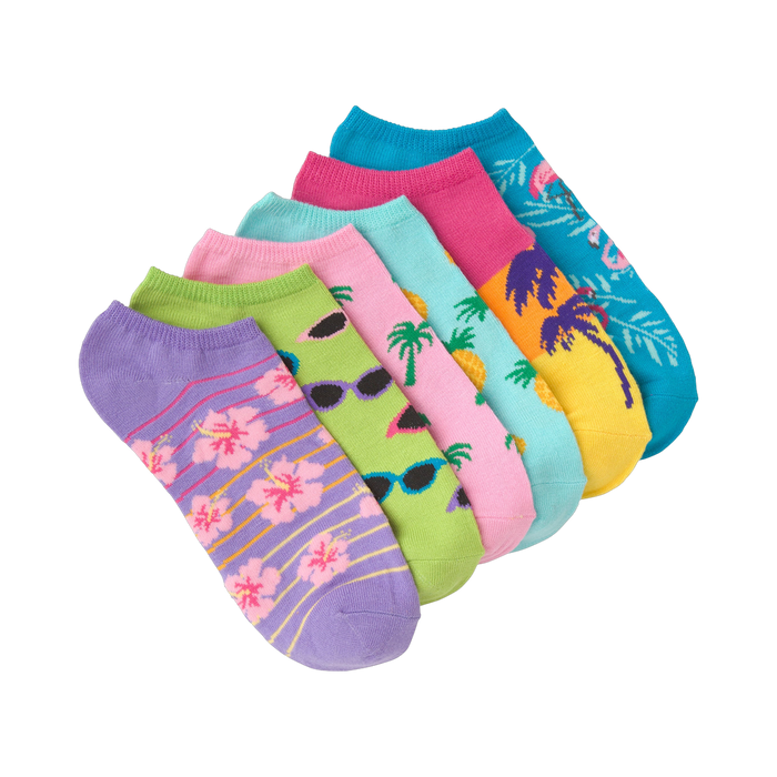 Six low-cut socks with tropical patterns: hibiscus, palm trees, pineapples, flamingos, and retro sunglasses. Bright colors including purple, pink, yellow, and turquoise. }}