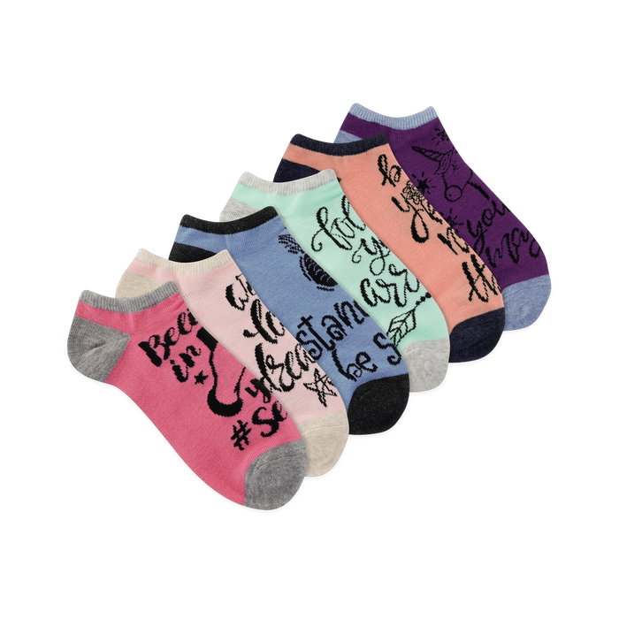 Six women's ankle socks in pastel colors (pink, purple, mint, light blue, beige) with inspirational messages and small design elements like a unicorn and feathers. }}