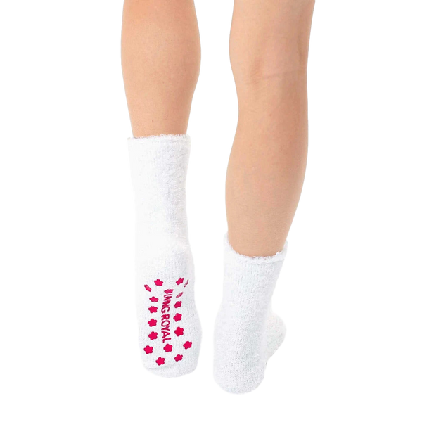 Back view of white fuzzy llama slipper socks, showcasing the pink non-slip grip. [lf]