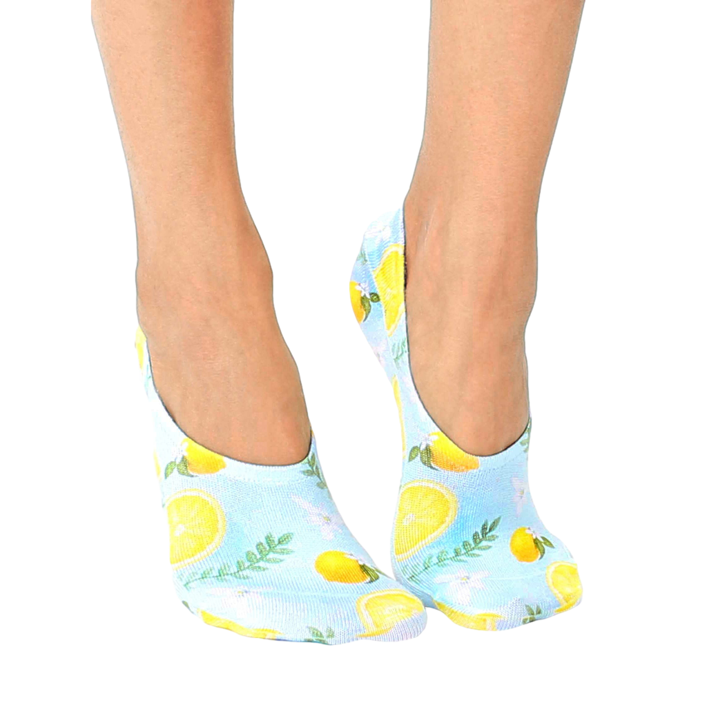 Pair of women's no-show socks in light blue with a pattern of yellow lemons and white flowers. These are low-cut socks perfect for summer. [lf]