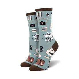 blue socks with brown accents & repeating travel themed designs; cameras, suitcases, hats and books. </n> 
