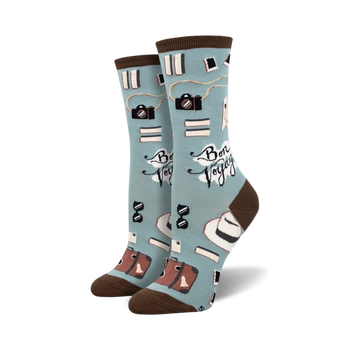 blue socks with brown accents & repeating travel themed designs; cameras, suitcases, hats and books. </n> 