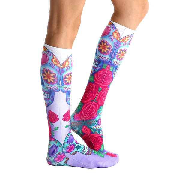 Lifestyle shot showing Dia socks on a person's legs from the side. [lf]